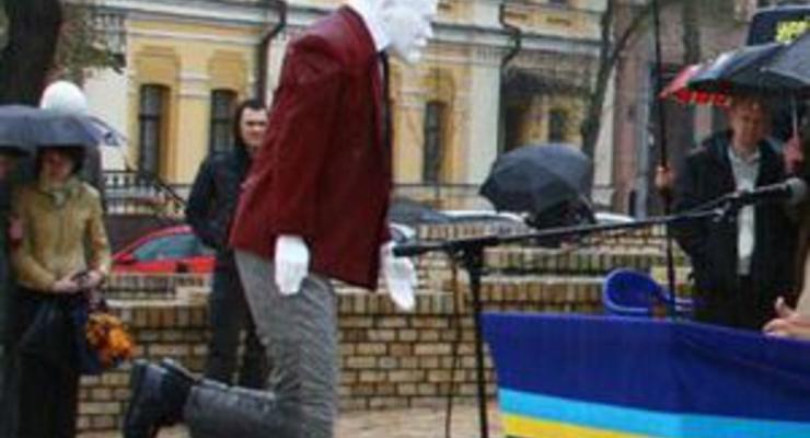 Националисты поставили в центре Киева памятник Ленин на коленях