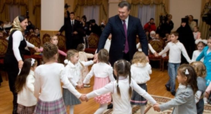 Дети-сироты подготовили к приезду Януковича концерт, а он подарил им ключи от автобуса