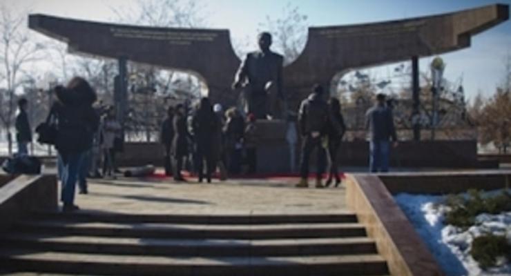 В Алма-Ате установлен памятник Назарбаеву