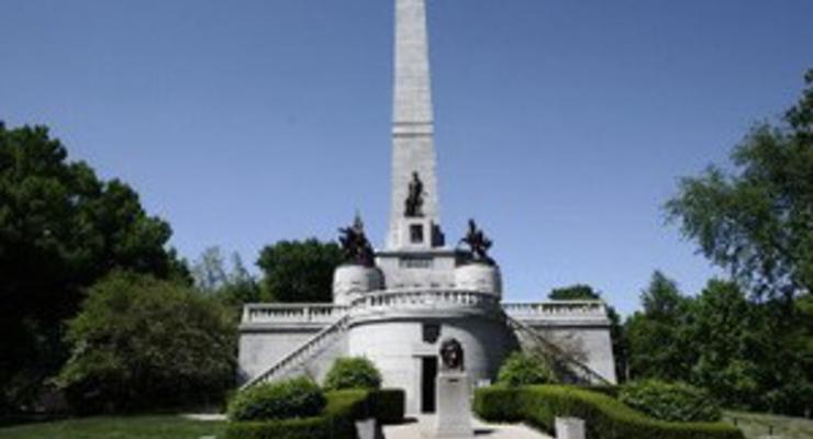 В США воры повредили памятник на могиле Линкольна