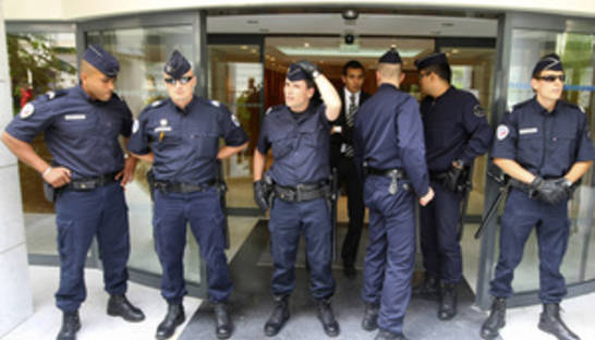 Французский спецназ дважды по ошибке взял штурмом квартиру пенсионерки