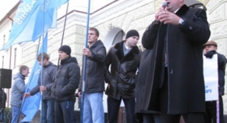 В Хмельницком предприниматели забросали яйцами губернатора и активистов Партии регионов
