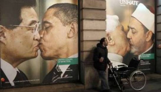 Компания Benetton отозвала рекламу с поцелуем Папы Римского и египетского имама