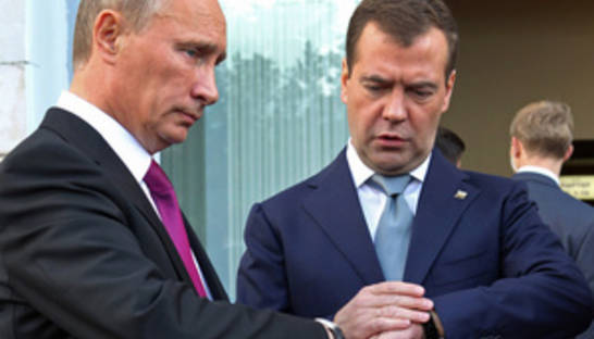 Путину и Медведеву подарили носки и варежки "от всех бабушек"