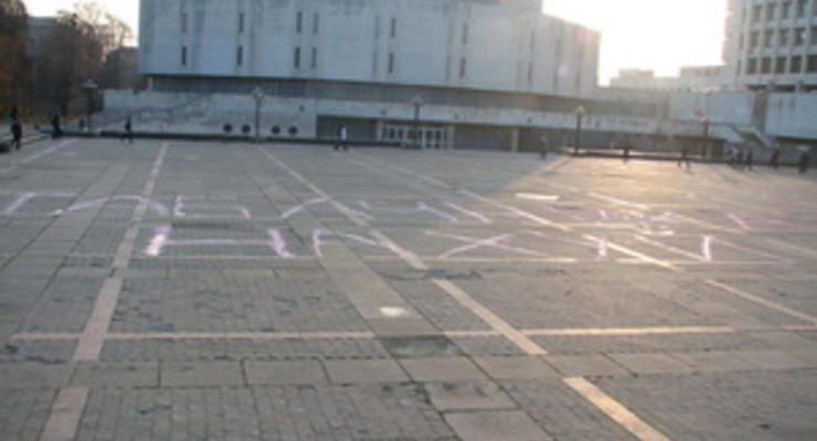 На Площади знаний КПИ появилась огромная оскорбительная надпись в адрес Табачника