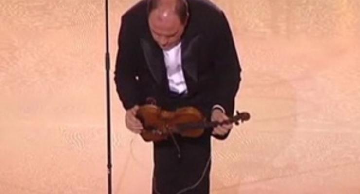 Министр культуры Украины сыграл на скрипке со смычком между ног