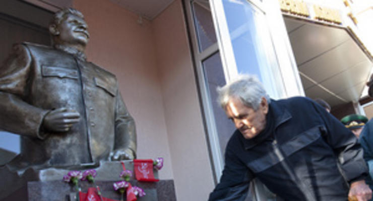 Памятник Сталину причинил жителю Запорожья моральные страдания. Он обратился в суд