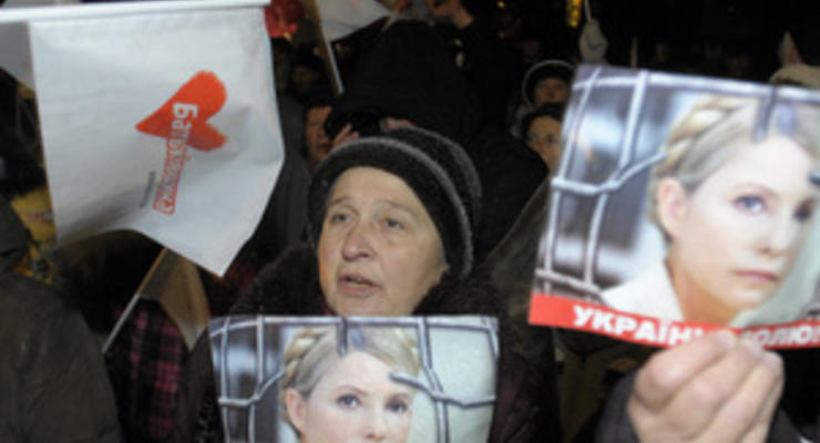 Две тысячи сторонников оппозиции направились от Лукьяновского СИЗО на Майдан