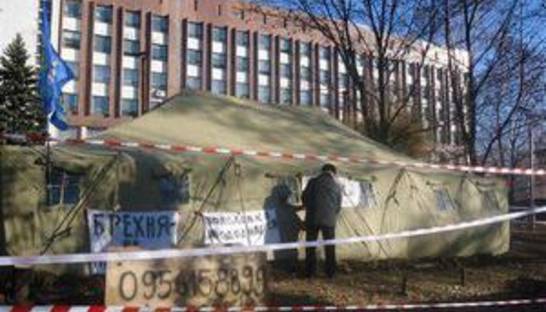 В Донецке судебные исполнители потребовали у чернобыльцев убрать палатки