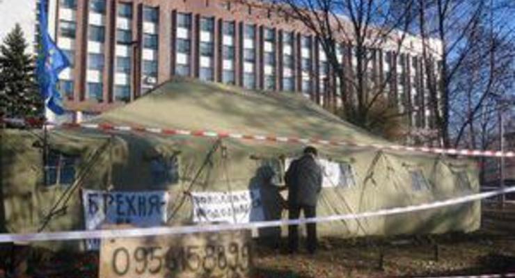 В Донецке судебные исполнители потребовали у чернобыльцев убрать палатки