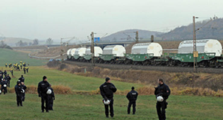 Поезд из Франции доставил радиоактивные отходы в Германию, несмотря на протесты экологов