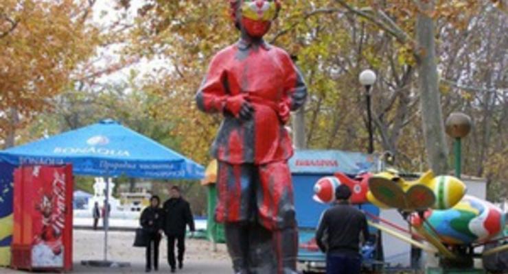 В Севастополе памятник юному Ленину облили краской и надели ему на голову маску зайца