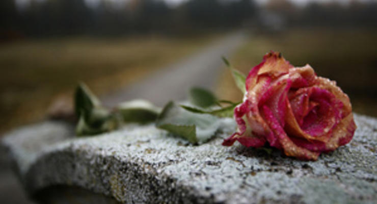 На киевском кладбище задержали трех человек, собиравших цветы с могил для продажи