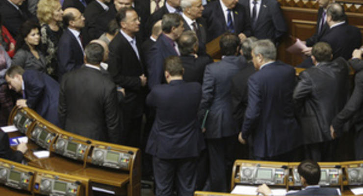 Заседание Рады так и не открылось: депутаты большинства покинули парламент