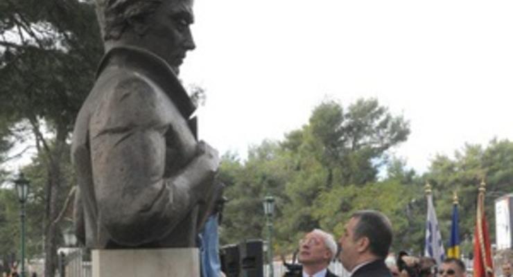 Азаров открыл памятник Тарасу Шевченко в столице Черногории