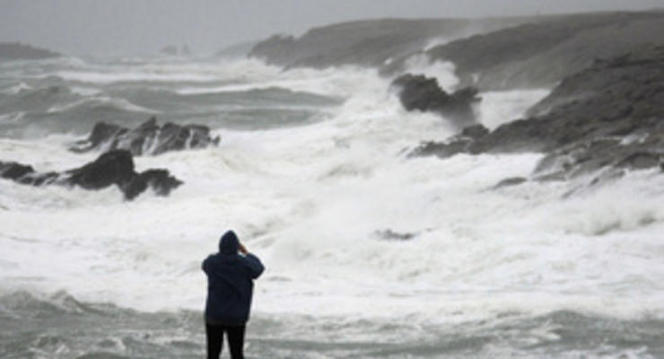На западный берег Франции обрушился шторм. 400 тысяч домов остались без света