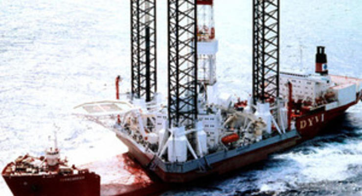 Названы основные версии аварии на буровой платформе в Охотском море