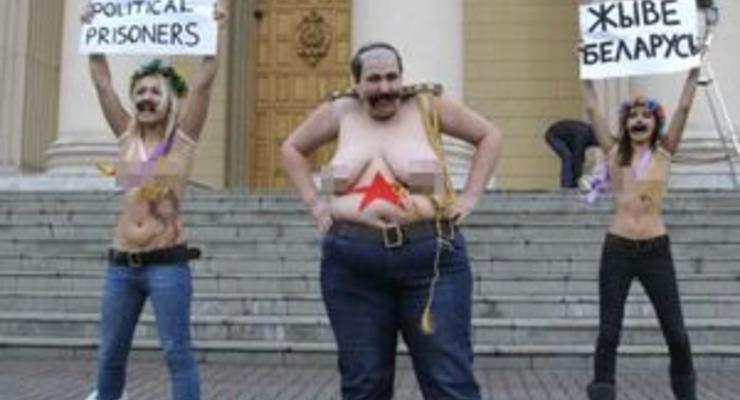 Активистки FEMEN провели акцию протеста возле здания КГБ Беларуси
