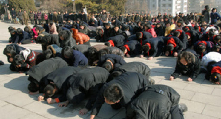 Тысячи граждан КНДР пришли на церемонию прощания с Ким Чен Иром