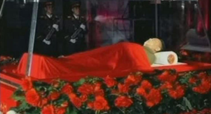 Северокорейское ТВ показало Ким Чен Ира в стеклянном гробу