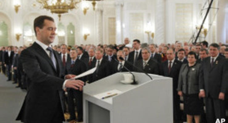 Эксперты: Медведев пытается сбить "протестную волну"