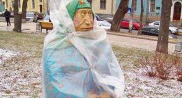 Скульптуру бабушки в киевском парке укутали в плащ