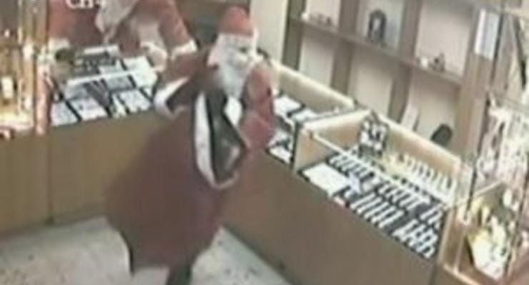 В России три Деда Мороза ограбили ломбард менее чем за минуту