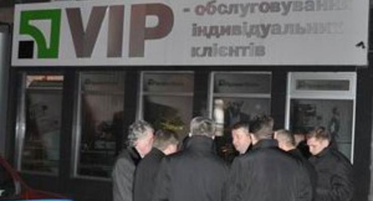 МВД: Один из убитых при ограблении банка в Донецке - частный охранник, опознают тела еще четверых