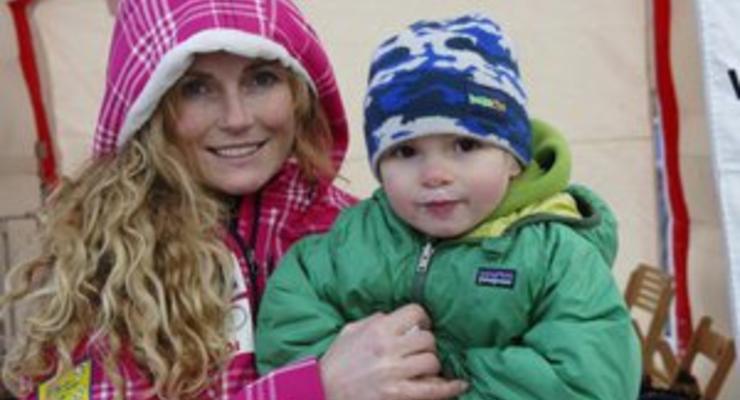 Американская горнолыжница совершила спуск в платье и с ребенком на руках