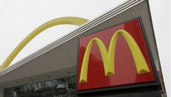 В США молодую пару задержали за визит в McDonald's без одежды