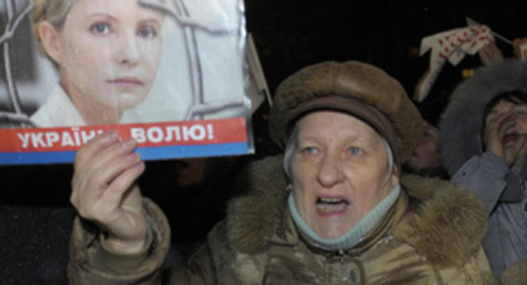 Сторонники Тимошенко встретили Новый год под стенами Качановской колонии