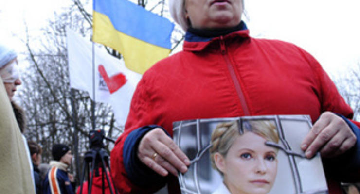 Сторонники Тимошенко установили агитпалатки возле колонии в Харькове