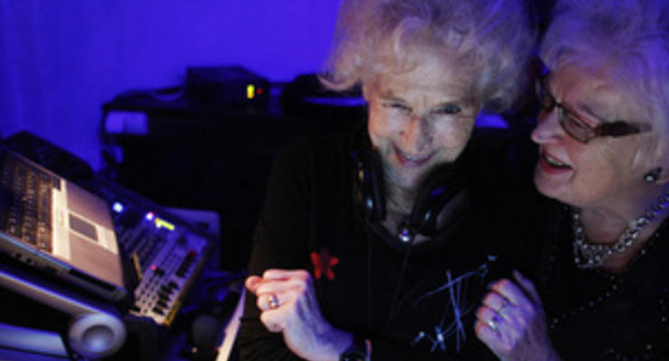 Фотогалерея: В клубе только бабушки. 73-летняя женщина-диджей играет диско для престарелых