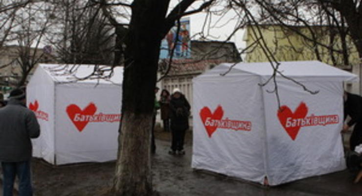 Неизвестные снесли палатки Батьківщини около колонии, где сидит Тимошенко