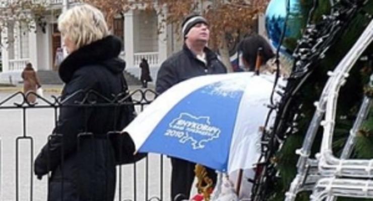 Севастопольца задержали за то, что он забрал из-под елки зонт с надписью Янукович - наш президент