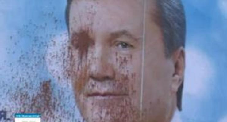 В Кировоградской области забросали краской билборды с портретом Януковича