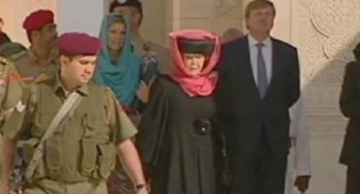 В Нидерландах разгорелся скандал из-за надетого королевой платка при посещении мечети