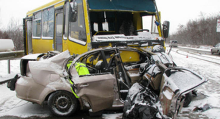 В Черновицкой области автомобиль столкнулся с автобусом: погибли трое человек