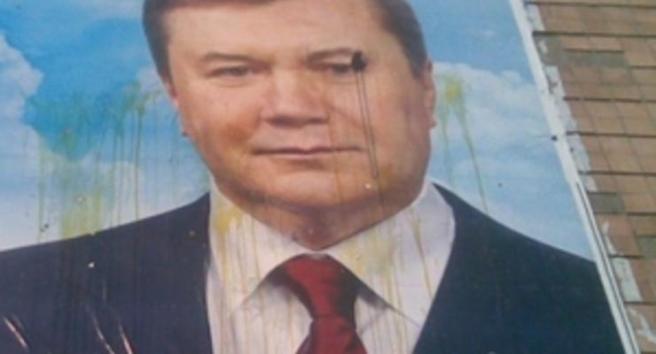 В Ровенской области билборд с Януковичем забросали яйцами