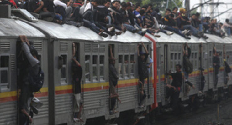 В Индонезии в борьбе с безбилетниками повесили бетонные шары над железной дорогой