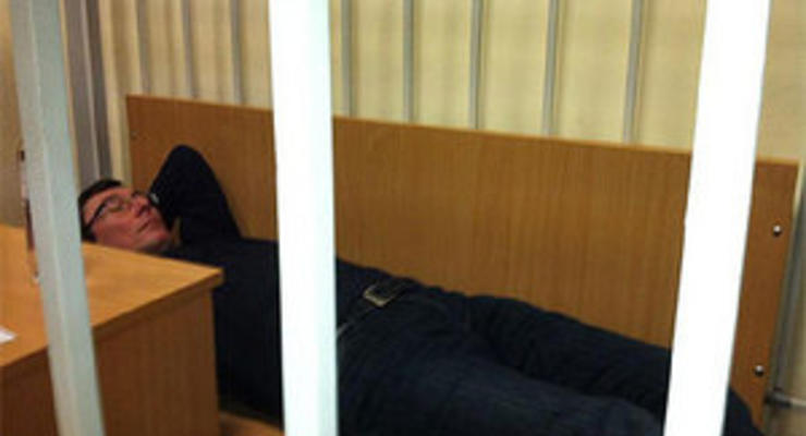 Гособвинитель: Луценко лежал на лавке, чтобы его фотографировали