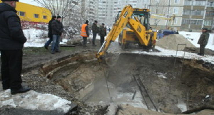 В Киеве прорвало трубу: автомобиль ушел под землю, затоплен микрорайон