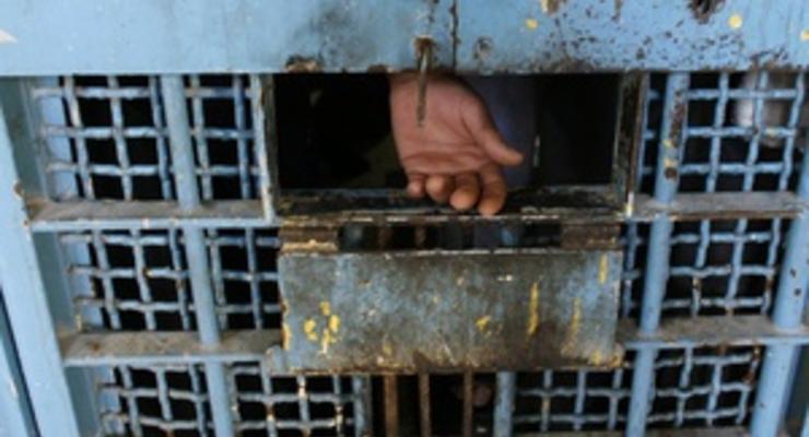 В Кыргызстане более тысячи заключенных в знак протеста зашили себе рты