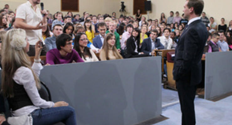 В аудитории, где пройдет встреча Медведева со студентами, постирали шторы