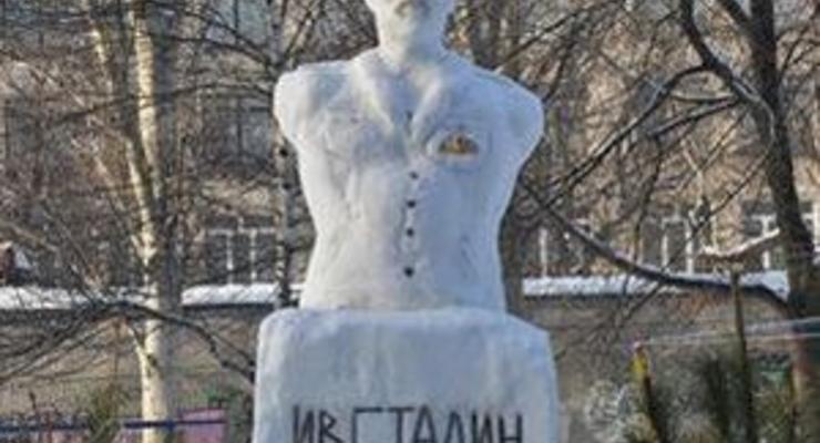 В Запорожье слепили снеговика в виде памятника Сталину