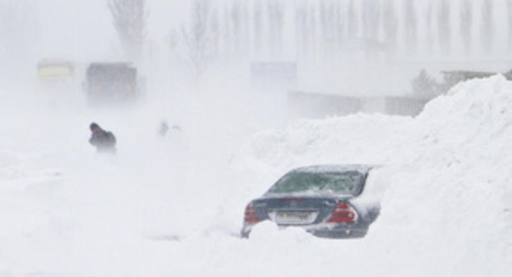 Румынию завалило снегом: сотни людей застряли в дороге