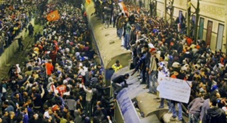 Демонстранты перекрыли центральную площадь Каира из-за столкновений фанатов