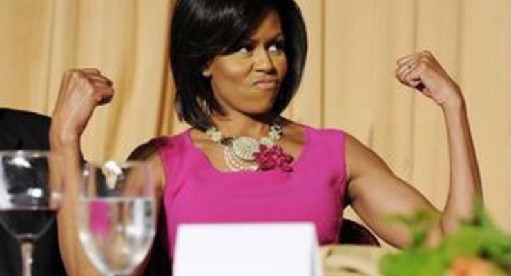Мишель Обама 25 раз отжалась в эфире ток-шоу и рассказала, что ее муж разбрасывает носки