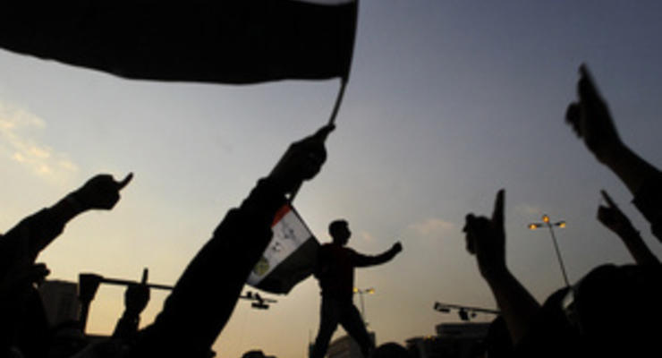 В центре Каира собирается многотысячная демонстрация. Полиция защищает здание МВД
