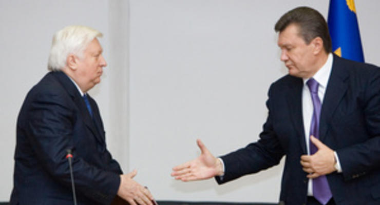 Янукович поздравил генпрокурора Украины с днем рождения